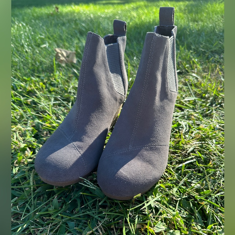 Toms Clare Desert Grey Slip-On suede wedges
